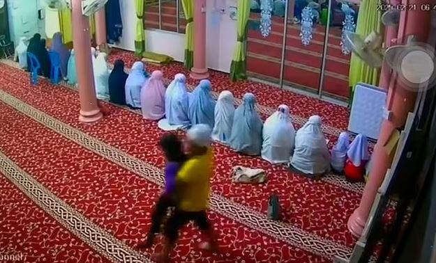 Küçük kızı namaz kıldığı sırada camiden kaçırdı