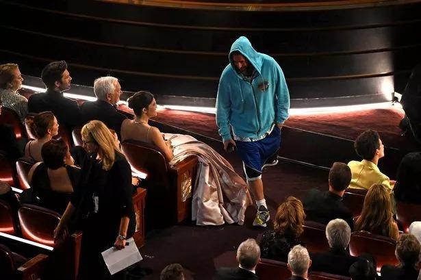 Adam Sandler'ın Oscar stili gündem oldu: Adam ne giyiyorsun?