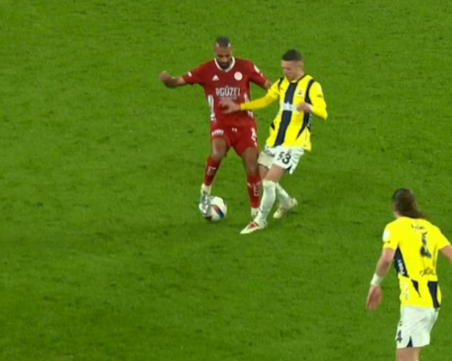 Fenerbahçe'nin penaltı beklediği pozisyonda devam kararı doğru mu? Herkes tek bir görüşte birleşti