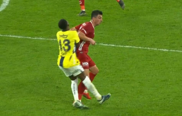 Fenerbahçe'nin penaltı beklediği pozisyonda devam kararı doğru mu? Herkes tek bir görüşte birleşti