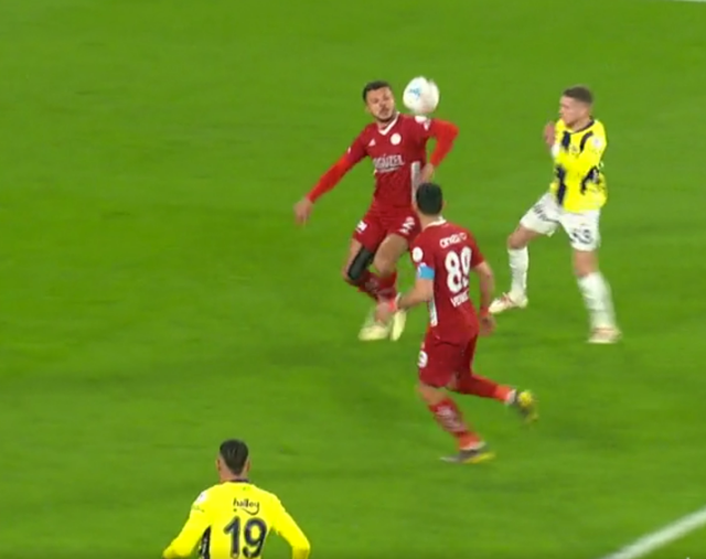 Fenerbahçe'nin penaltı beklediği pozisyonda devam kararı doğru mu? Herkes tek bir görüşte birleşti
