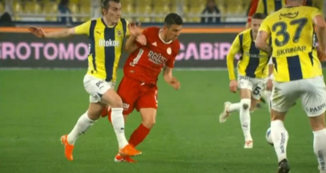 Fenerbahçe'nin penaltı beklediği pozisyonda devam kararı doğru mu? Herkes tek bir görüşte birleşti