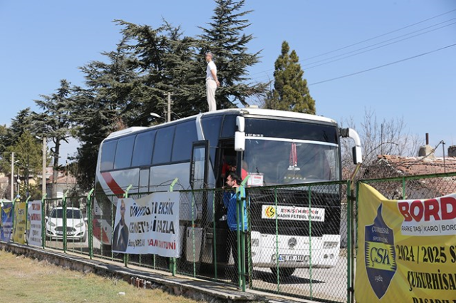 Cezalı kadın teknik direktörün maçı izlemek için bulduğu yöntem şaşırttı