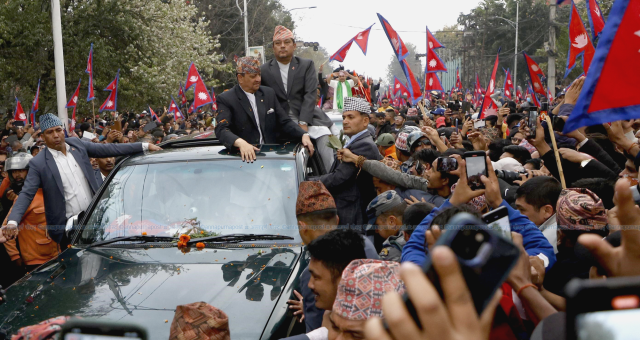 Nepal'de sokaklara dökülen halk monarşi istedi