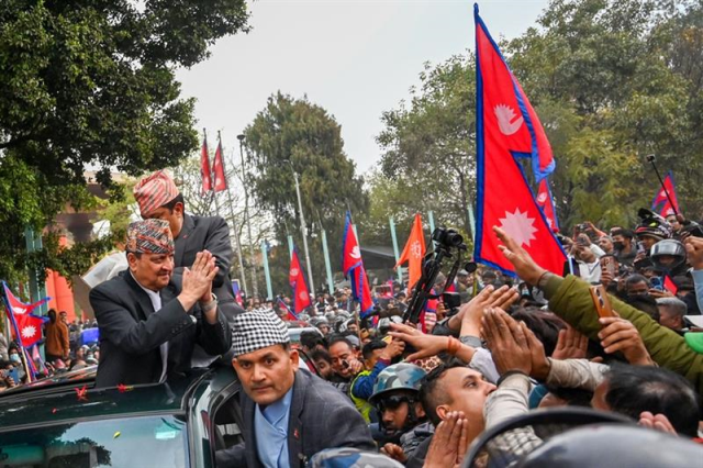 Nepal'de sokaklara dökülen halk monarşi istedi