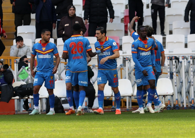 Sivasspor, Göztepe'yi 3-1 mağlup etti Sivasspor, Göztepe'yi 3-1 mağlup etti