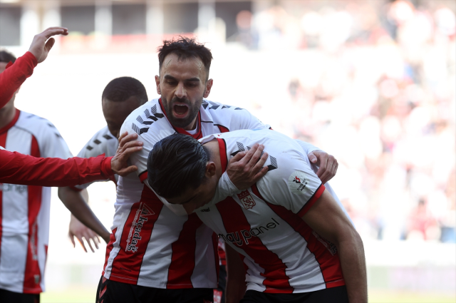 Sivasspor, Göztepe'yi 3-1 mağlup etti Sivasspor, Göztepe'yi 3-1 mağlup etti