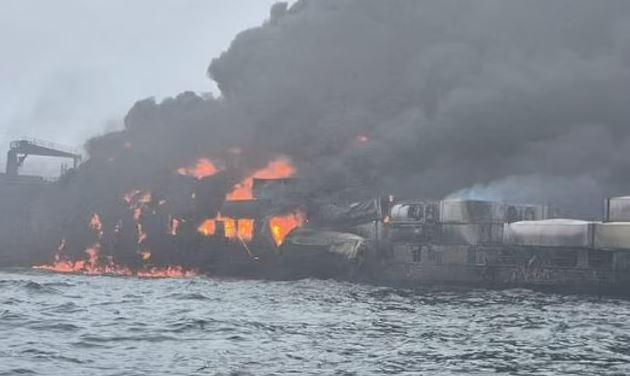 Petrol tankeri, yük gemisi ile çarpıştıktan sonra infilak etti