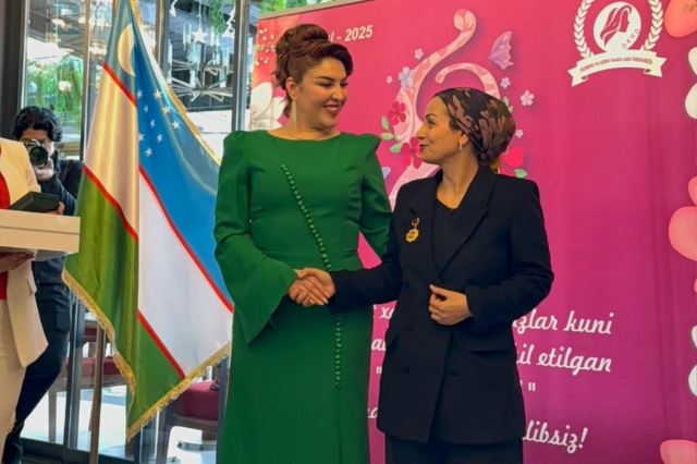 Türk Sanatçı ve Yazar Sayime Serra Erdoğan'a Özbekistan'da Vatan Onuru Nişanı