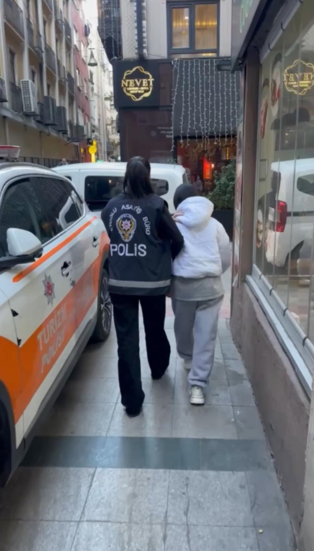 Kuyumcudaki altın tacı alıp kaçan kadın: Sevgilim bana alamayınca çaldım Kuyumcudaki altın tacı alıp kaçan kadın: Sevgilim bana alamayınca çaldım