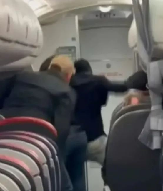 Erkek yolcu 'Şeytan bizi takip ediyor' diyerek uçakta dehşet saçtı