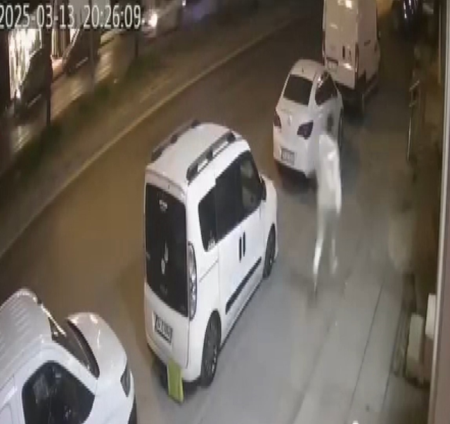 İstanbul'da sokak ortasında kadına yumruklu saldırı