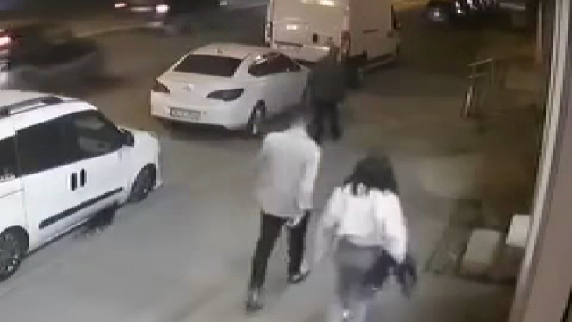 İstanbul'da sokak ortasında kadına yumruklu saldırı