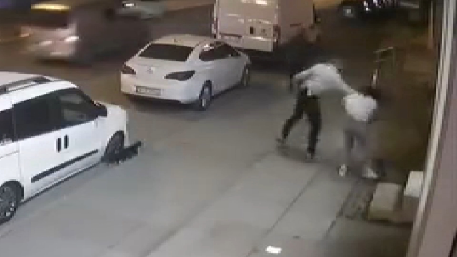 İstanbul'da sokak ortasında kadına yumruklu saldırı