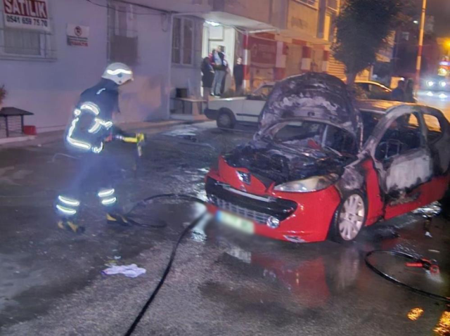 Telefonda 'Psikolojim bozuk' dedikten sonra annesine ait aracı ateşe verdi