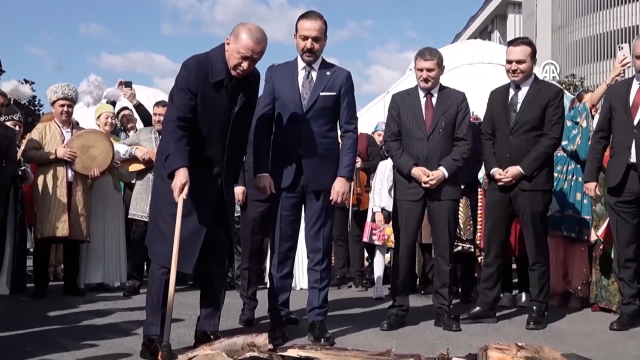 İstanbul'da Nevruz kutlaması! Cumhurbaşkanı Erdoğan, ateşi yakıp üzerinden atladı