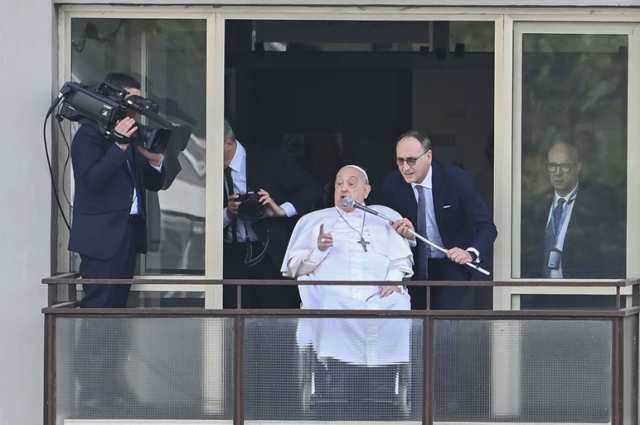 Papa Francis, tedavi gördüğü hastaneden taburcu oldu