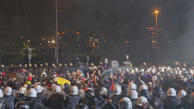 Saraçhane'de göstericiler polise saldırdı Saraçhane'de göstericiler polise saldırdı
