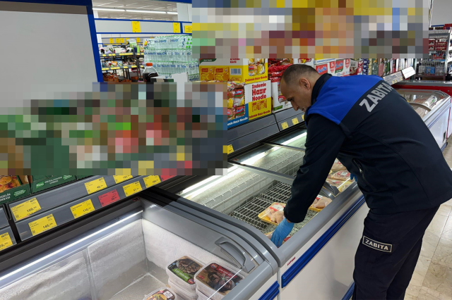 Zincir markette skandal! Küflü ekmeği rafta satışa sundular