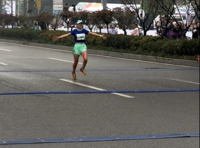 Çin'deki maratonda zaferi erken kutlayan koşucu yarışı kaybetti