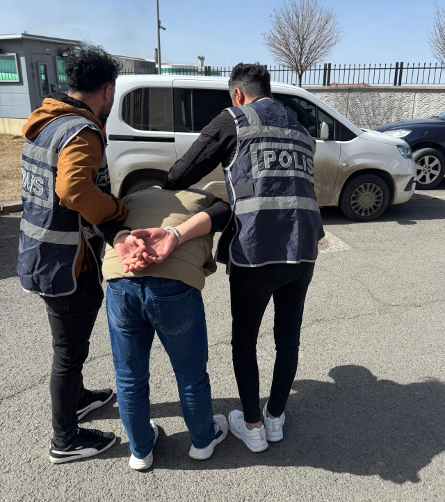 Kadın kılığındaki suç makinesi havalimanında yakalandı, 'kocam' dediği eniştesi çıktı