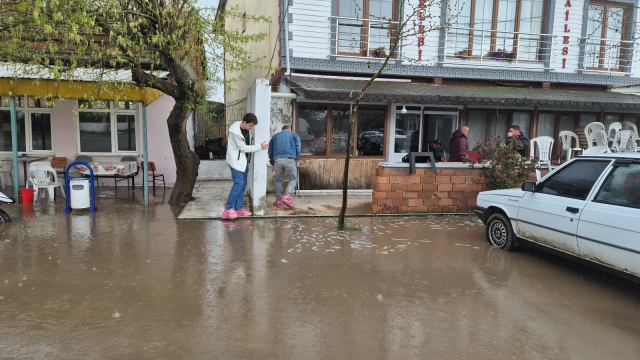 Kahvehaneyi su bastı, vatandaşlar sandalyelerle kurtuldu