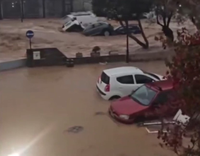 Yunanistan'da Paros ve Mikonos adalarını sel vurdu