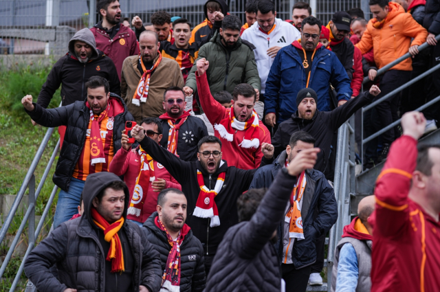 Galatasaraylı taraftarlar, Fenerbahçe maçı için Şükrü Saracoğlu Stadyumu'na geldi
