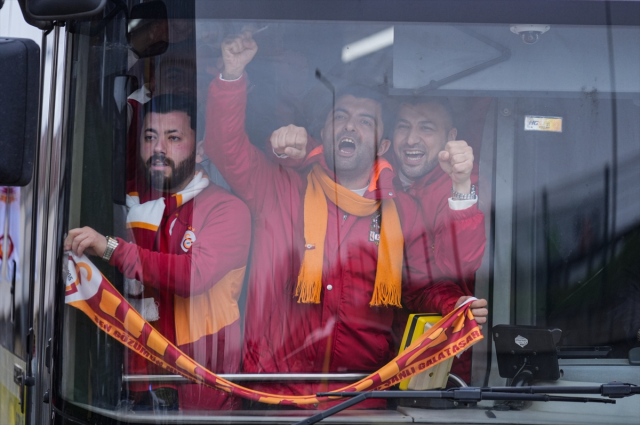 Galatasaraylı taraftarlar, Fenerbahçe maçı için Şükrü Saracoğlu Stadyumu'na geldi