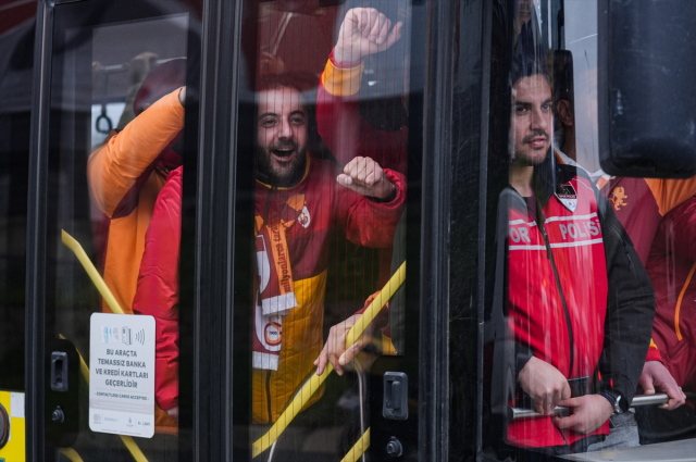 Galatasaraylı taraftarlar, Fenerbahçe maçı için Şükrü Saracoğlu Stadyumu'na geldi