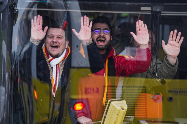 Galatasaraylı taraftarlar, Fenerbahçe maçı için Şükrü Saracoğlu Stadyumu'na geldi