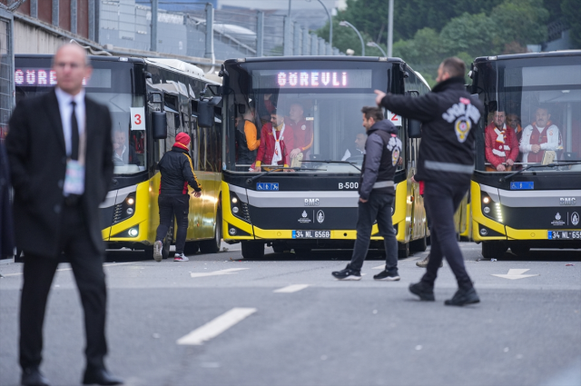 Galatasaraylı taraftarlar, Fenerbahçe maçı için Şükrü Saracoğlu Stadyumu'na geldi