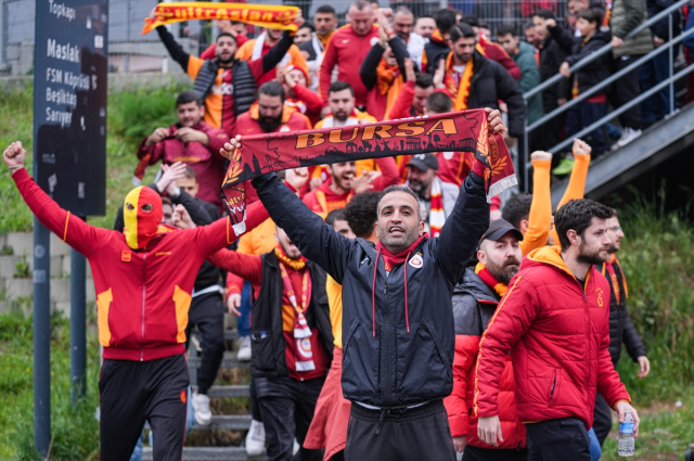 Galatasaraylı taraftarlar, Fenerbahçe maçı için Şükrü Saracoğlu Stadyumu'na geldi