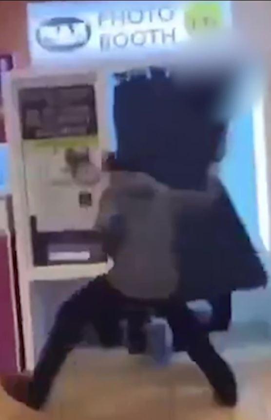 Alışveriş merkezinin foto kabininde cinsel ilişkiye girdiler