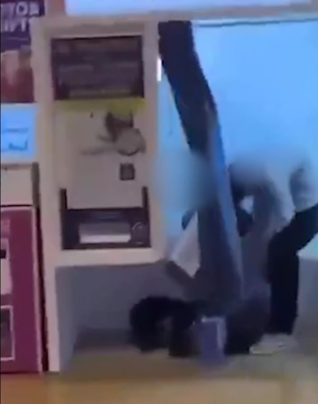 Alışveriş merkezinin foto kabininde cinsel ilişkiye girdiler