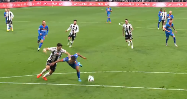 Hakem bir saniye bile tereddüt etmedi! Beşiktaş 10 kişi kaldı