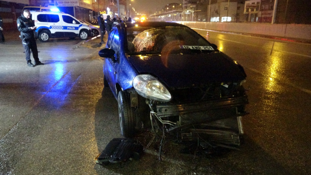 Kaza yerinde güvenlik önlemi alan polise kamyonet çarptı