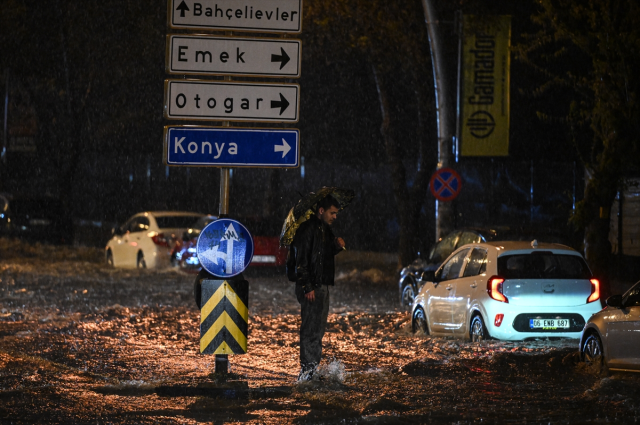 Ankara'da gök gürültülü sağanak ve dolu etkili oldu