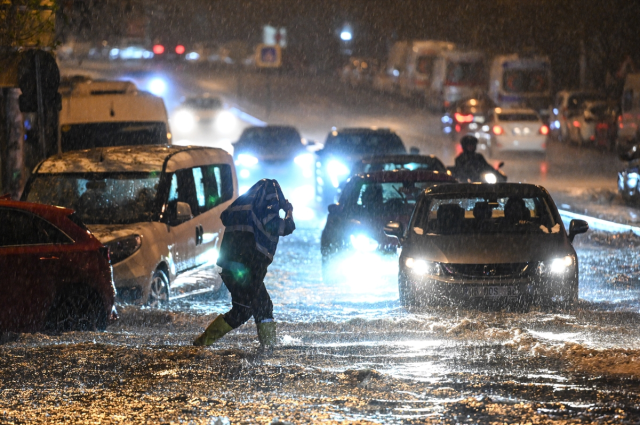 Ankara'da gök gürültülü sağanak ve dolu etkili oldu