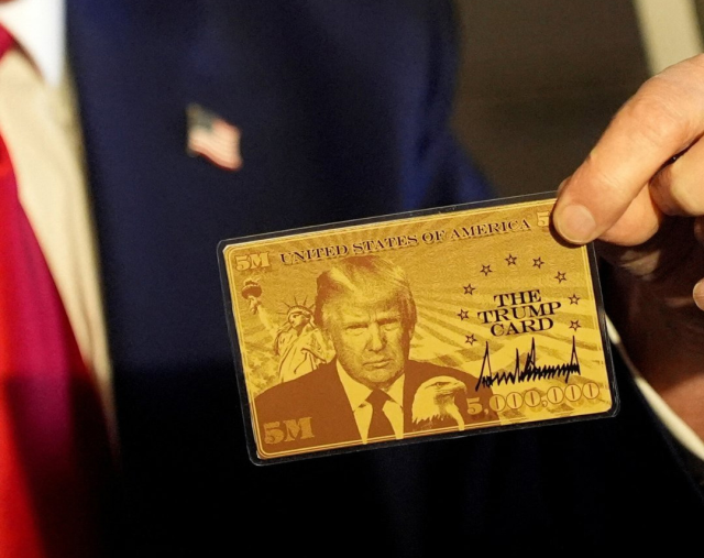 Trump, 5 milyon dolarlık altın kartı tanıttı