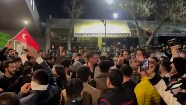CHP'li belediye başkanı istifa etti, halk sokağa döküldü: Yazıklar olsun
