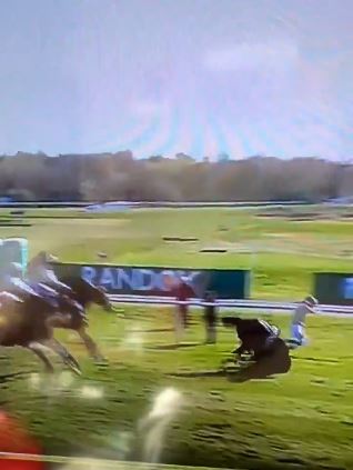 İngiltere'nin gündemi de bu! At telef oldu, jokey hedef tahtasında İngiltere'nin gündemi de bu! At telef oldu, jokey hedef tahtasında