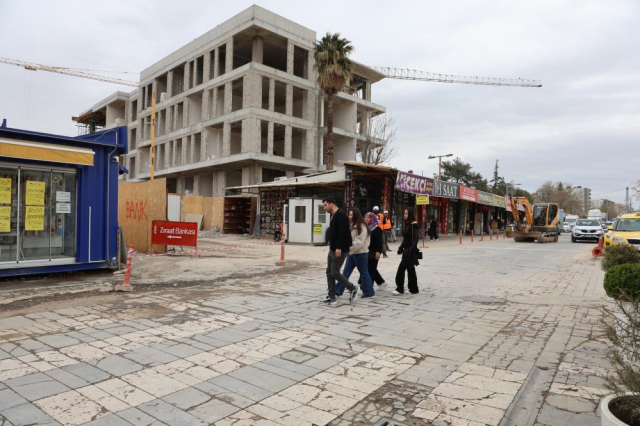 Yıkılan 'Dünyanın en saçma binası'nın yerine iş hanı yapılıyor