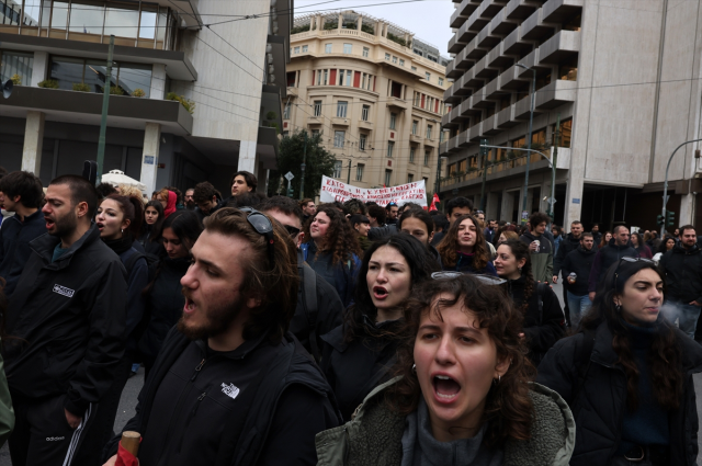 İşçi ve memurlar 24 saatlik greve gitti, Yunanistan'da hayat durma noktasına geldi