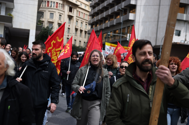 İşçi ve memurlar 24 saatlik greve gitti, Yunanistan'da hayat durma noktasına geldi