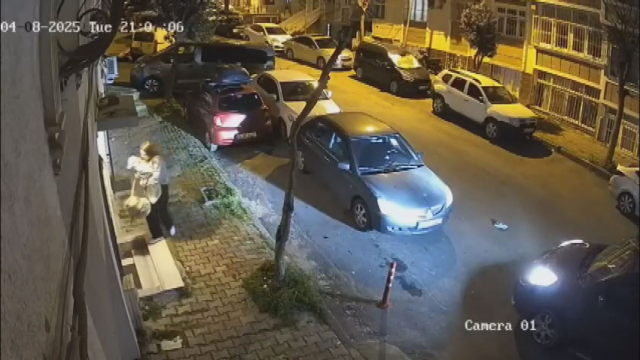 Sokak ortasında kucağında bebeği olan eşini darbetti