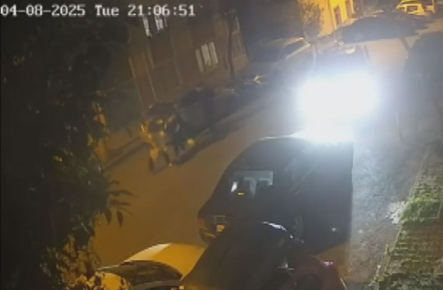 Sokak ortasında kucağında bebeği olan eşini darbetti