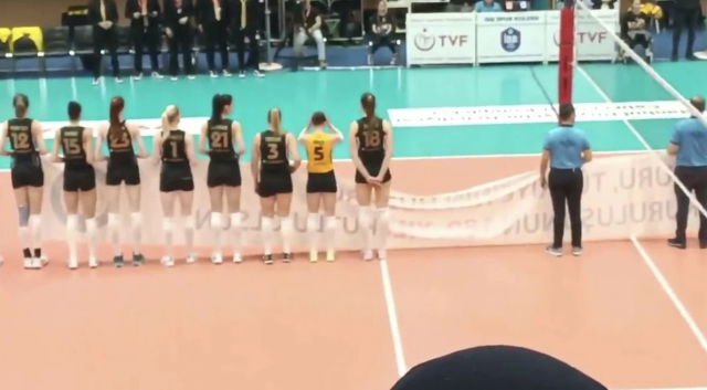 İlkin Aydın'ın ardından 3 voleybolcu daha polis pankartını tutmadı