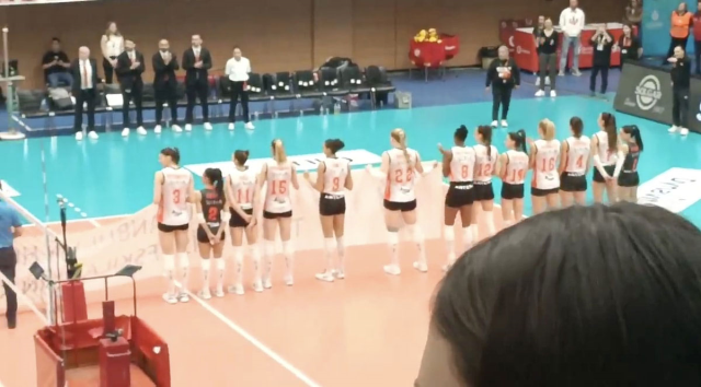 İlkin Aydın'ın ardından 3 voleybolcu daha polis pankartını tutmadı