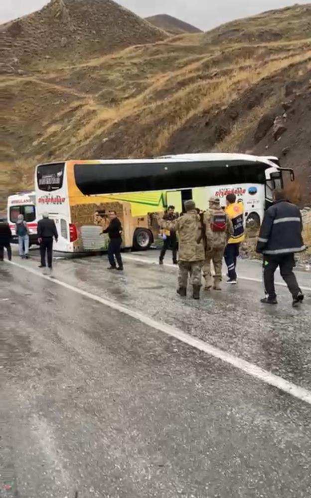 Yolcu otobüsü ile tanker kafa kafaya çarpıştı! Ölü ve yaralılar var Yolcu otobüsü ile tanker kafa kafaya çarpıştı! Ölü ve yaralılar var
